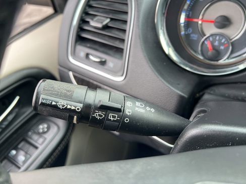 Used 2014 Chrysler Town & Country Touring w/ Trailer Tow Group image 12