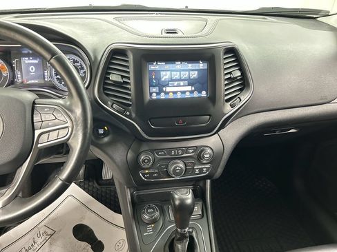 Used 2019 Jeep Cherokee Latitude Plus w/ Cold Weather Group AWD/4WD image 18