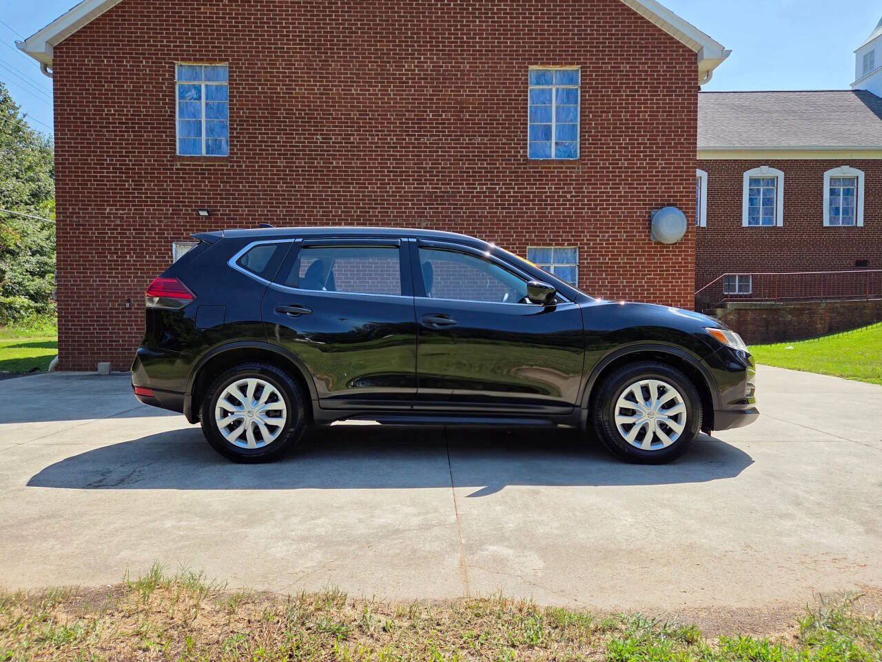 Used 2017 Nissan Rogue S FWD image 4