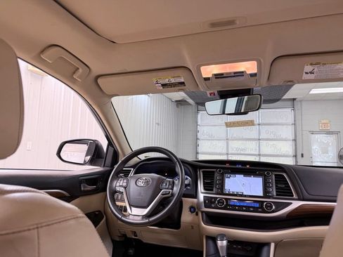 Used 2019 Toyota Highlander Limited FWD image 28