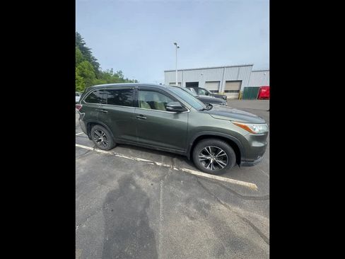 Used 2016 Toyota Highlander XLE AWD/4WD image 2