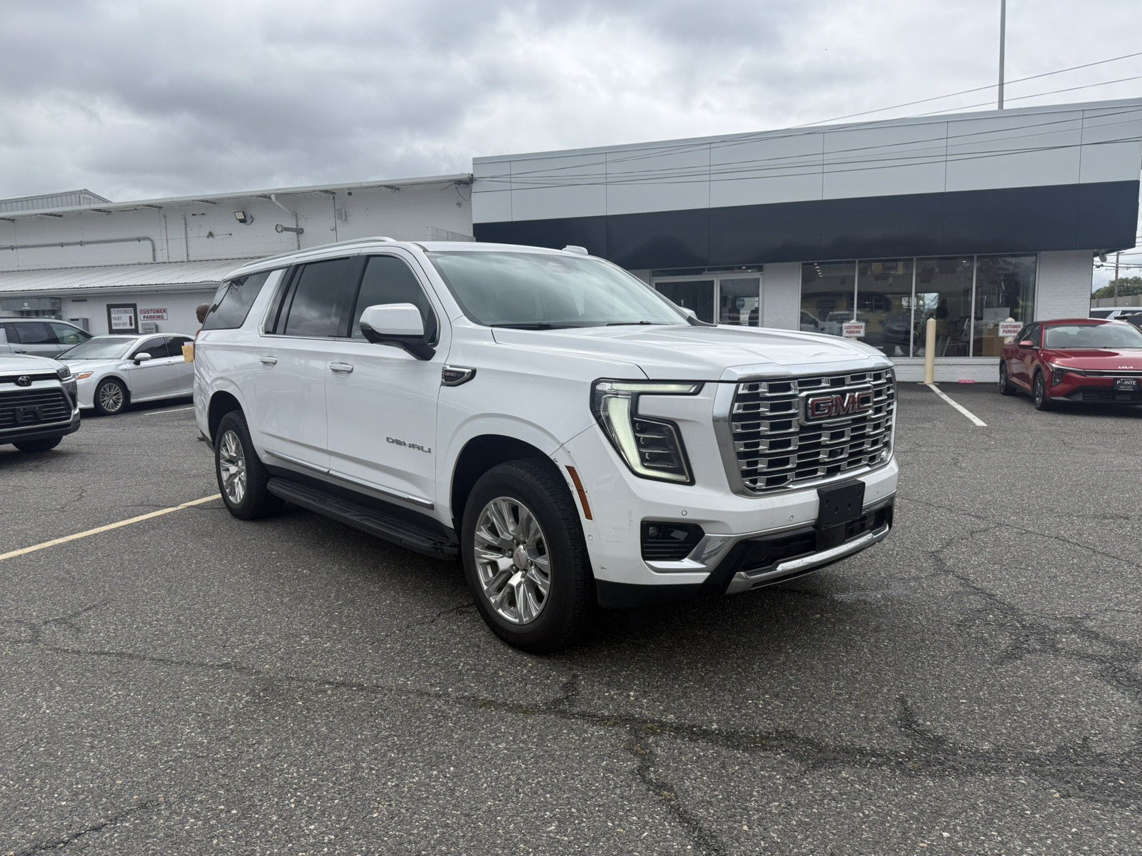 Used 2025 GMC Yukon XL Denali AWD/4WD image 1