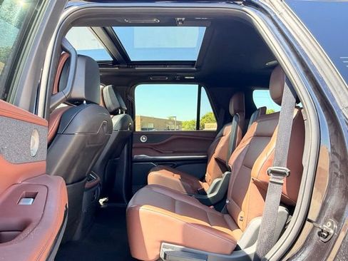 Used 2025 Lincoln Navigator Reserve AWD/4WD image 17