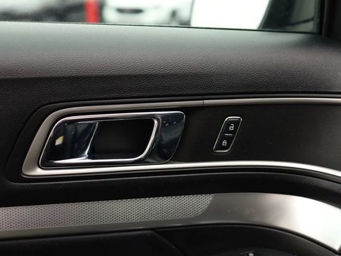 Used 2017 Ford Explorer XLT w/ Equipment Group 202A image 10