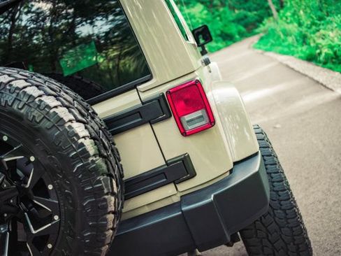 Used 2016 Jeep Wrangler Unlimited Rubicon w/ Connectivity Group AWD/4WD image 12