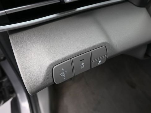 Certified 2025 Hyundai Elantra SE image 11