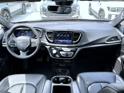 Used 2025 Chrysler Pacifica Select FWD image 13