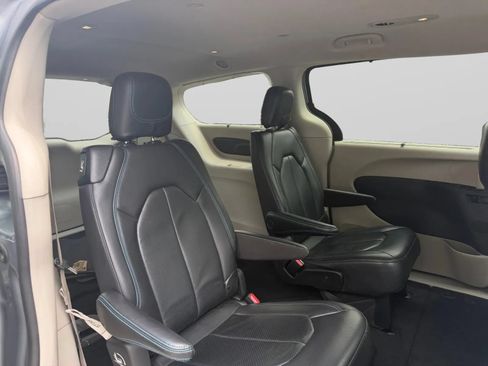 Used 2021 Chrysler Pacifica Touring-L FWD image 30