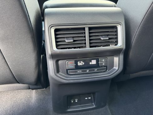 Used 2025 Volkswagen Atlas SE image 34