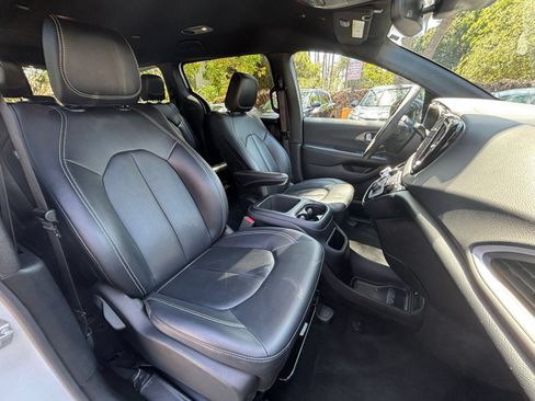 Used 2025 Chrysler Pacifica Select FWD image 38