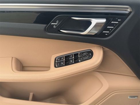 Used 2025 Porsche Macan image 16