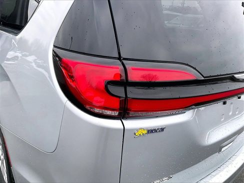 Used 2024 Chrysler Pacifica Touring-L image 29