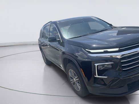 Used 2025 Chevrolet Traverse LT FWD image 2