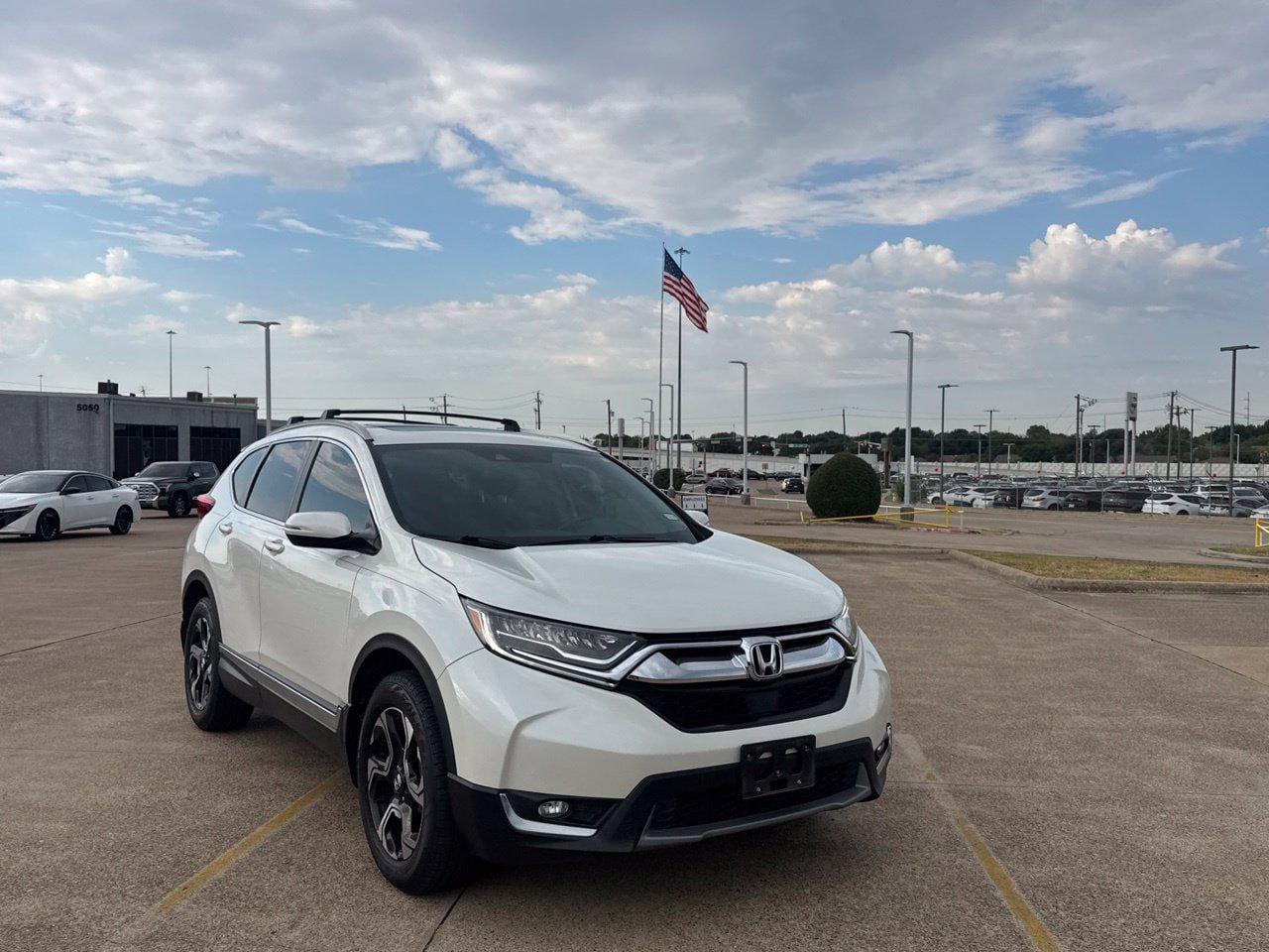 Used 2018 Honda CR-V Touring image 2