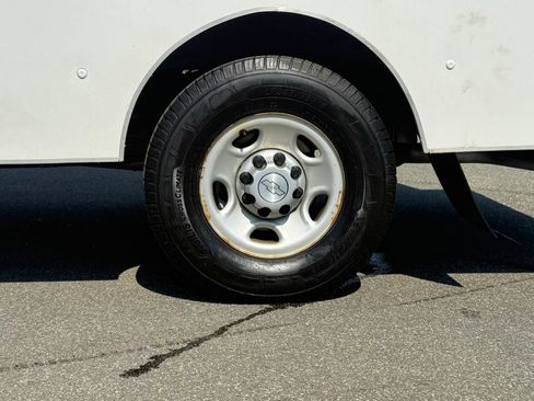 Used 2018 Chevrolet Express 3500 w/ Chrome Appearance Package RWD image 13