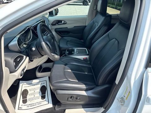 Certified 2024 Chrysler Pacifica Touring-L FWD image 24