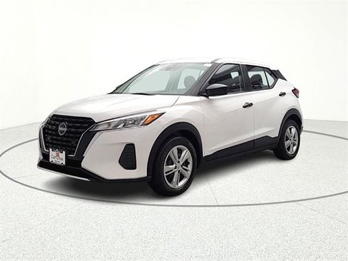 Used 2023 Nissan Kicks S image 3