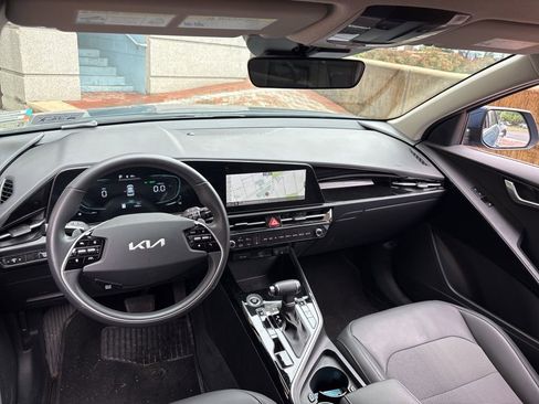 Certified 2024 Kia Niro EX FWD image 11
