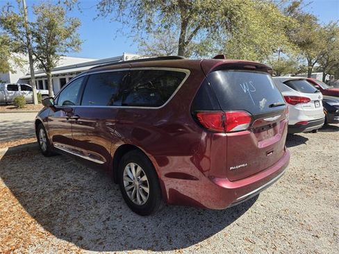 Used 2017 Chrysler Pacifica Touring-L image 4