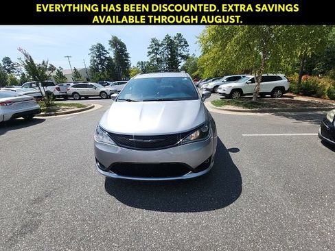 Used 2020 Chrysler Pacifica Touring-L w/ S Appearance Package FWD image 4