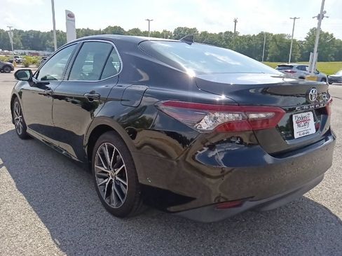 Used 2023 Toyota Camry XLE w/ Navigation Package FWD image 5