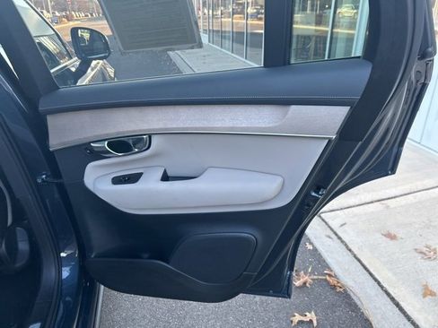 Used 2025 Volvo XC90 B5 Plus image 12