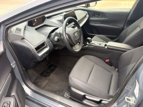 Used 2025 Toyota Prius LE FWD image 8