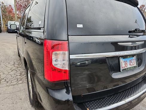 Used 2013 Chrysler Town & Country Touring image 31