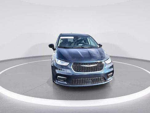 Used 2024 Chrysler Pacifica Touring-L image 3