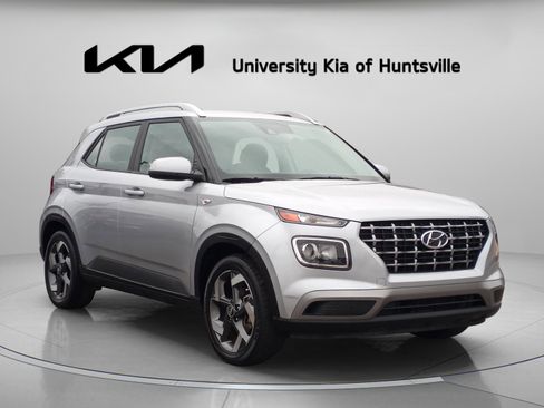 Used 2022 Hyundai Venue SEL w/ Cargo Package image 2