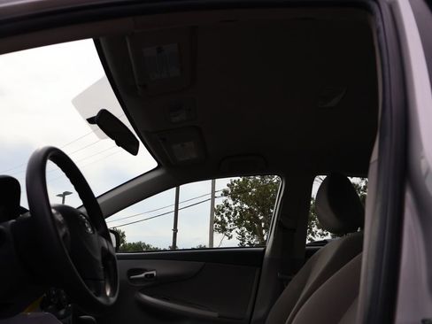 Used 2012 Toyota Corolla LE FWD image 29