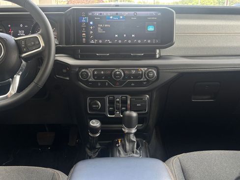 Used 2025 Jeep Wrangler Unlimited Sahara AWD/4WD image 17