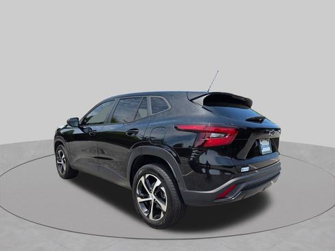 Used 2024 Chevrolet Trax RS FWD image 2