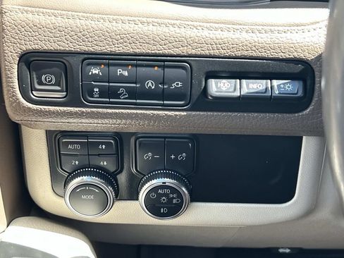 Used 2021 GMC Yukon XL Denali w/ Denali Premium Package AWD/4WD image 44