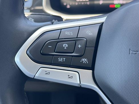 Used 2025 Volkswagen Jetta SE FWD image 9