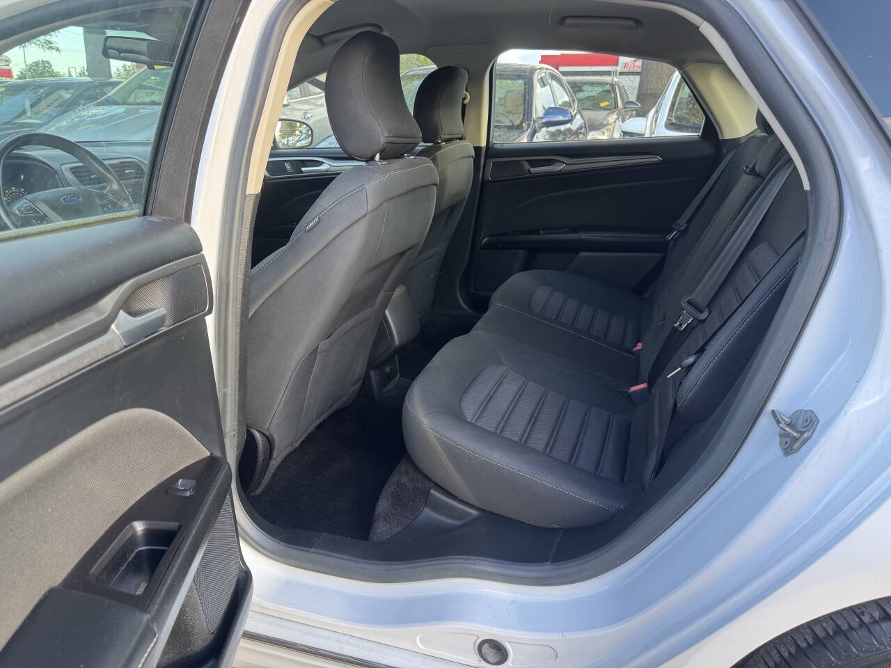 Used 2017 Ford Fusion SE FWD image 9