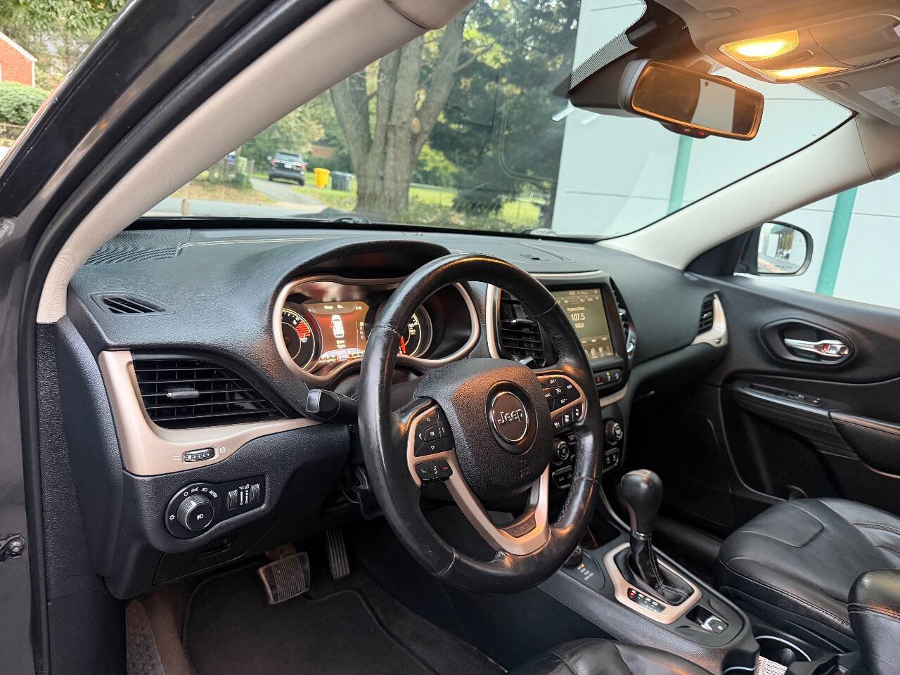 Used 2016 Jeep Cherokee Limited w/ Technology Group AWD/4WD image 12
