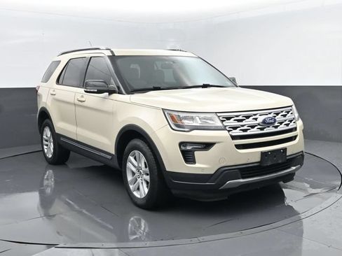 Certified 2018 Ford Explorer XLT w/ Equipment Group 202A AWD/4WD image 3