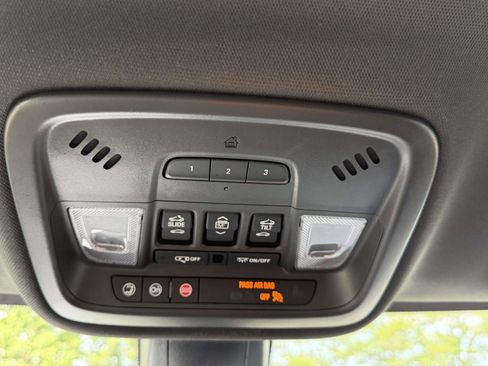 Used 2023 Chevrolet Traverse LT w/ LT Premium Package AWD/4WD image 34