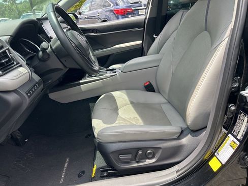 Used 2022 Toyota Camry XLE w/ Navigation Package FWD image 9