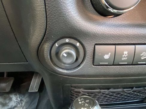 Used 2018 Jeep Wrangler Unlimited Sahara AWD/4WD image 28