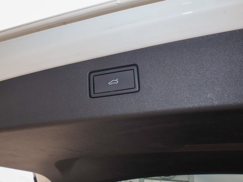 Used 2025 Volkswagen Tiguan SE AWD/4WD image 11