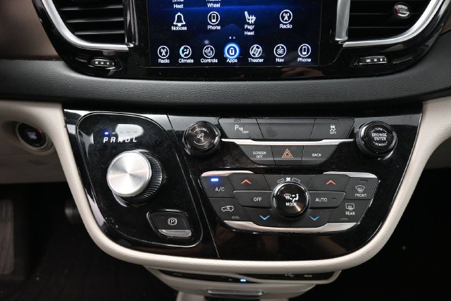Used 2017 Chrysler Pacifica Touring-L Plus FWD image 24