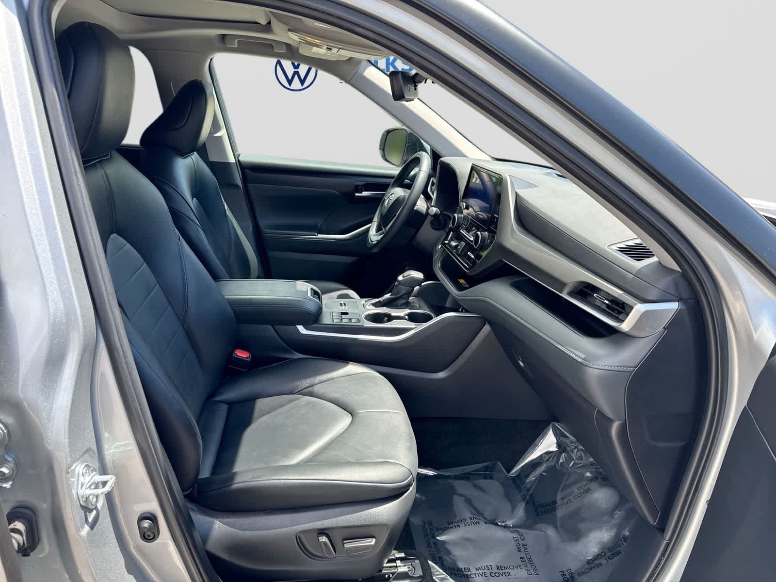 Used 2025 Toyota Highlander XLE FWD image 28