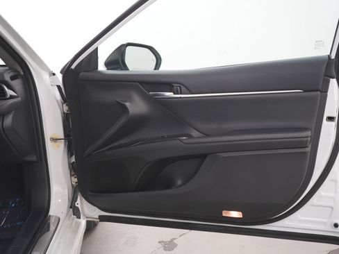 Used 2020 Toyota Camry XSE FWD image 9