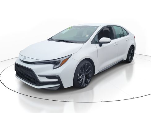 Certified 2025 Toyota Corolla SE image 3