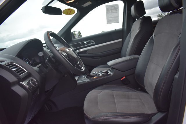 Used 2017 Ford Explorer XLT w/ Equipment Group 202A AWD/4WD image 24