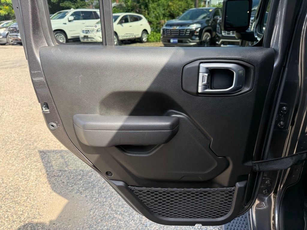 Used 2024 Jeep Wrangler Unlimited w/ Convenience Group AWD/4WD image 18