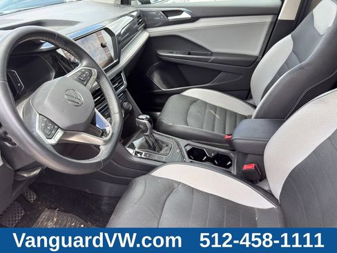 Used 2022 Volkswagen Taos SEL w/ Panoramic Sunroof Package FWD image 9