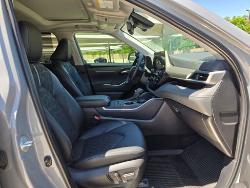 Used 2025 Toyota Highlander XLE AWD/4WD image 28